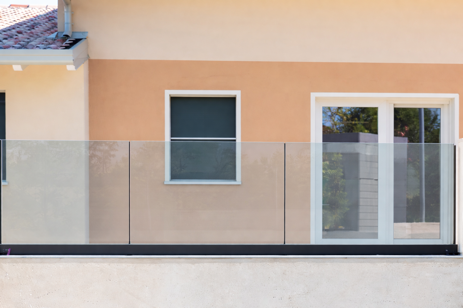 Ringhiera in vetro installata su una terrazza