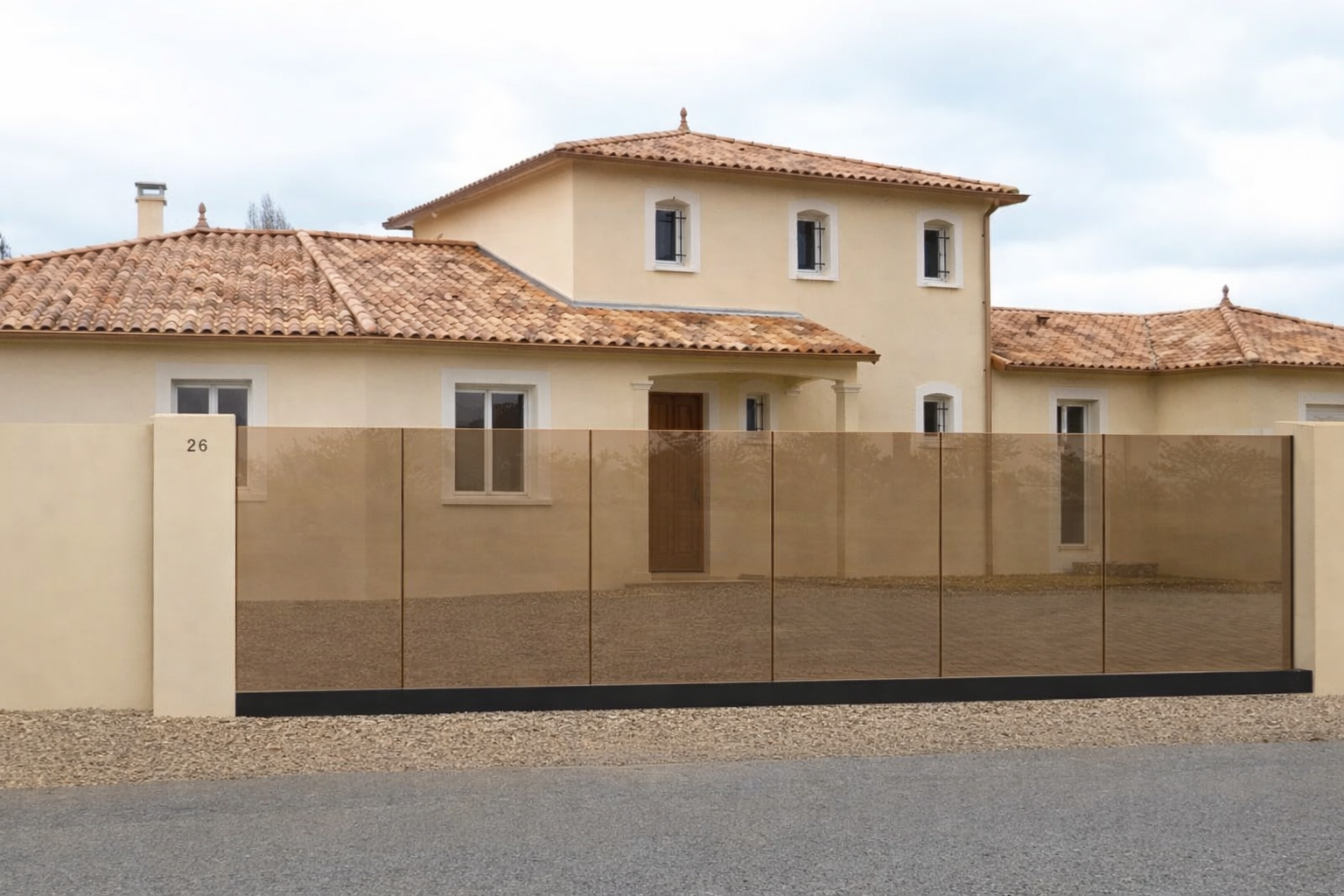 Recinzione in vetro bronzo davanti a una villa